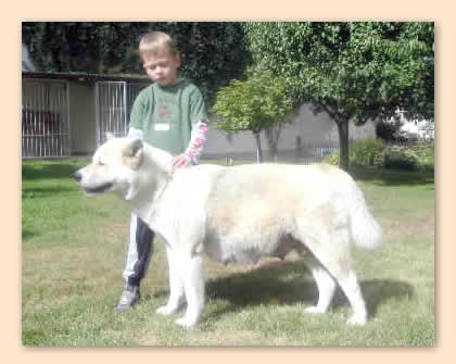 Chey mit Neffen im Garten